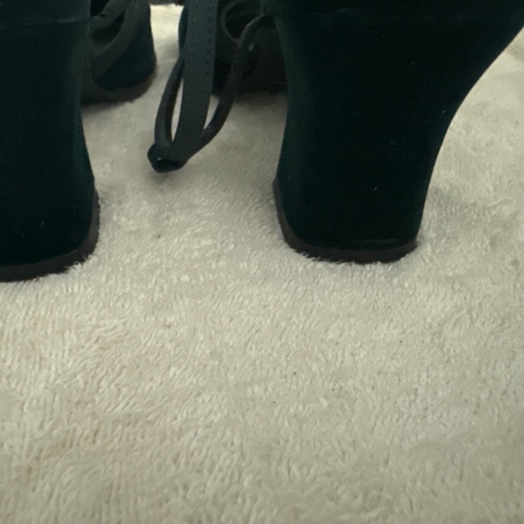 Unlisted Dark Green Velvet Criss Cross Strap Chunky Heels 7M PRE-OWNED - Picture 8 of 9